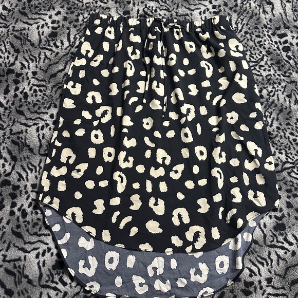 🛍️2/$15 Brand new knee length skirt size medium/large - Picture 2 of 4